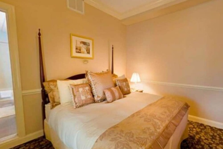 Room 6 of 19