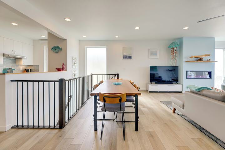 Scenic Depoe Bay Townhome w / Deck 1 Mi to Parks!