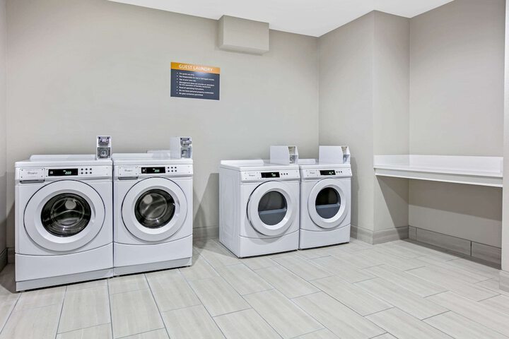 La Quinta Inn & Suites by Wyndham DFW Airport West-Glade