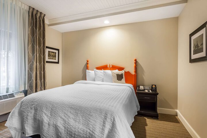 The Aurora Inn