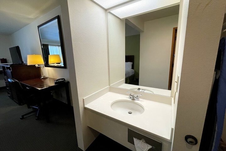 Room 32 of 48