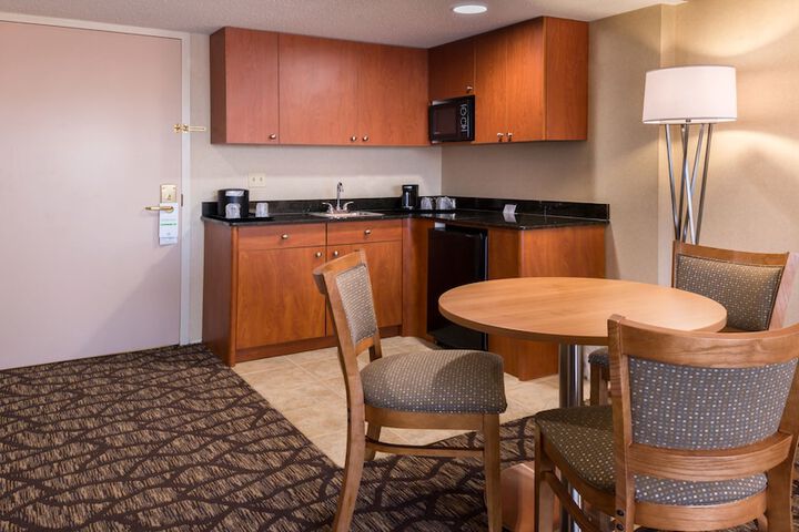 Holiday Inn Hotel & Suites Warren by IHG