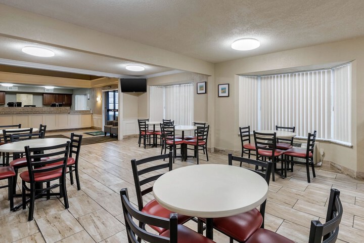 Quality Inn & Suites Des Moines - Merle Hay Road