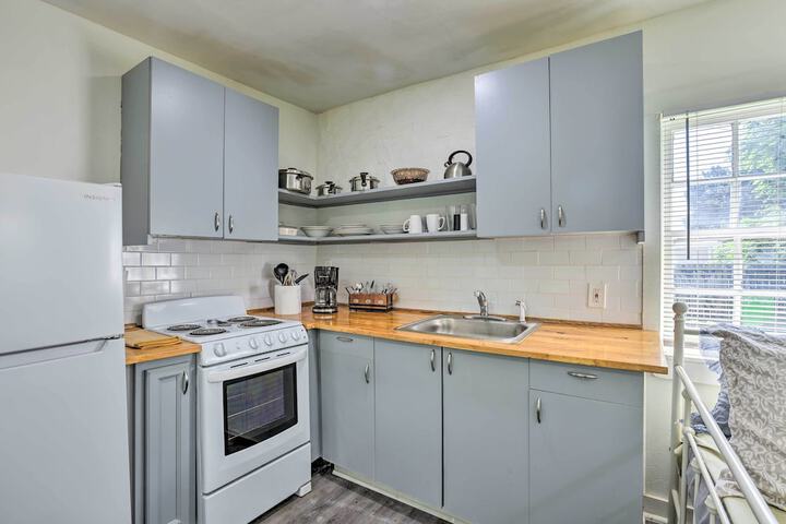 Quaint Leeds Studio w / Yard 18 Mi to Birmingham!