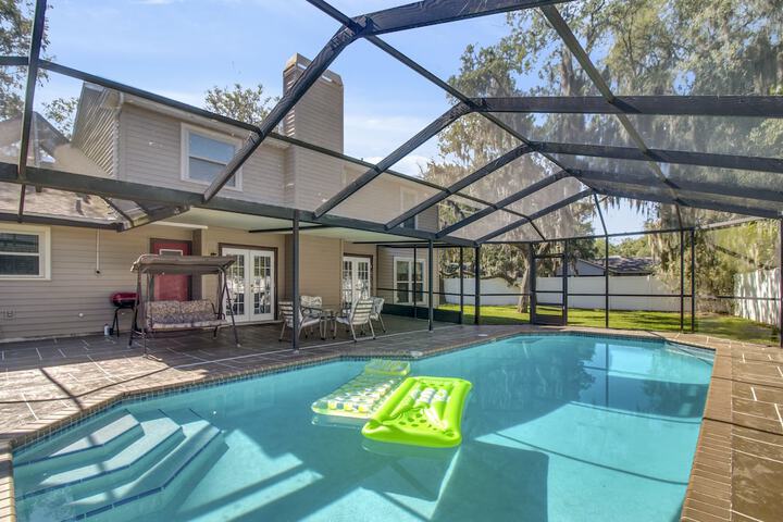 Tampa Bay- Large Pool home- Private Heated Pool!