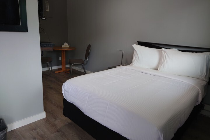 Room 2 of 6
