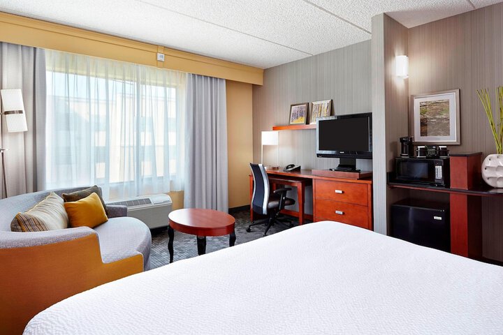 Courtyard by Marriott Phoenix North / Happy Valley