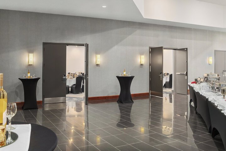 Holiday Inn Oakville Centre by IHG