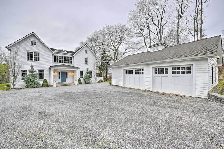 Shelter Island Retreat w / Outdoor Pool!