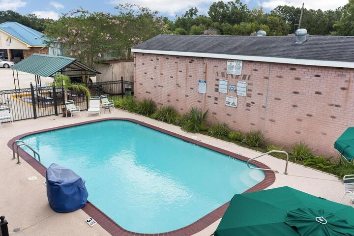 Pool 10 of 30