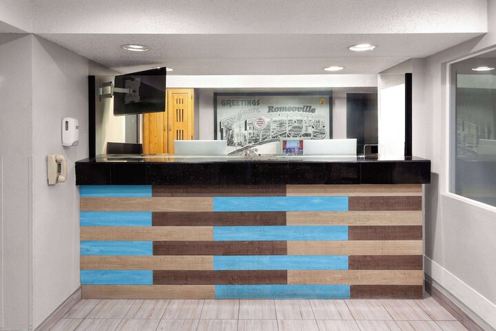Super 8 by Wyndham Romeoville Bolingbrook