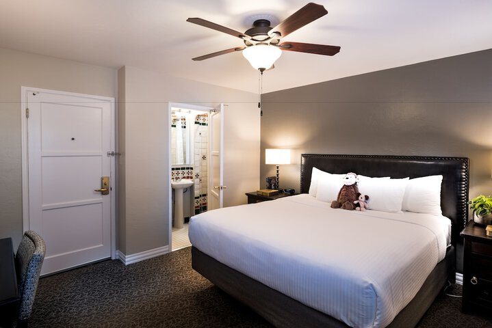 Room 28 of 52