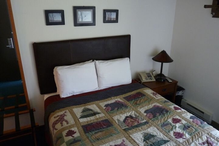 Riverbank Lodge