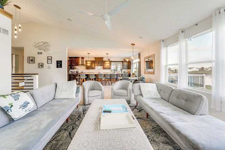 Spacious Waterfront Yorkville Getaway w / Yard