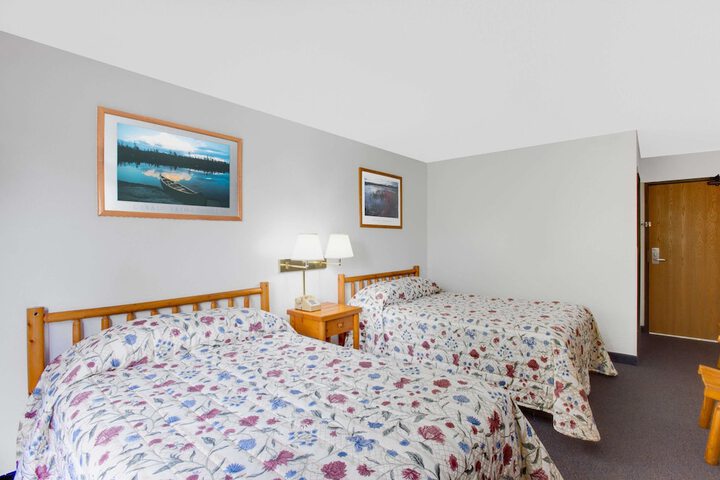 Super 8 by Wyndham Lake George / Warrensburg Area