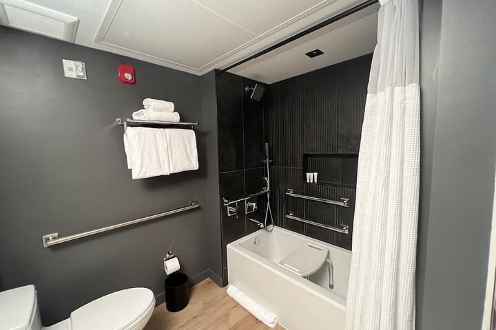 Room 30 of 92