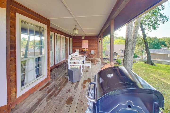 Dock Views & Grill: Spacious Grand Lake Lodge
