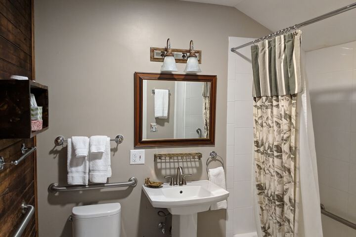 Room 32 of 60