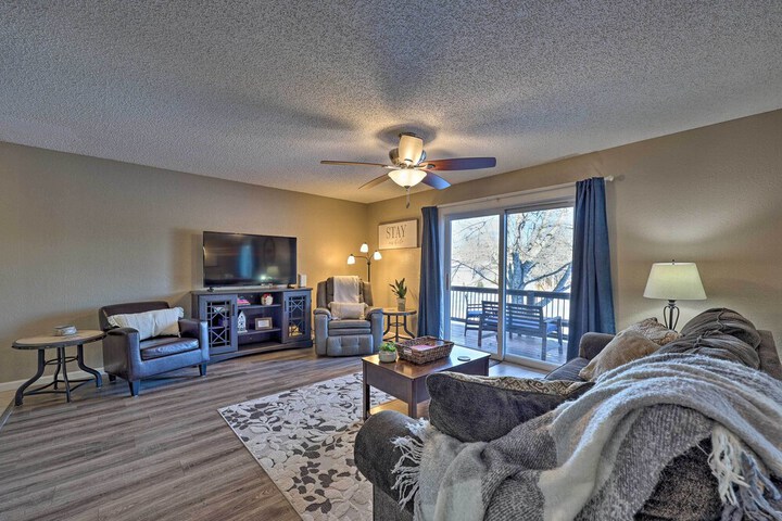 Bella Vista Home w / Deck + Trails: on Golf Course!