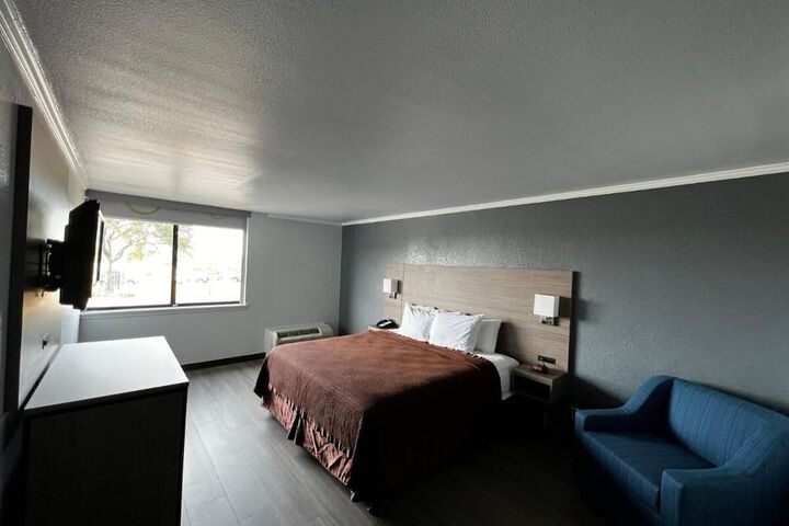 Room 8 of 11