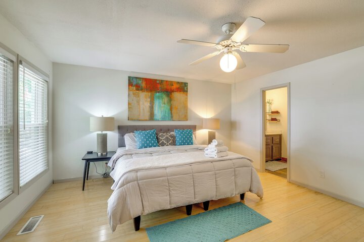 Home w / Trail Access & Fire Pit in Bella Vista!
