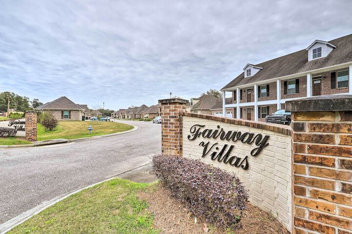Diamondhead Condo - Marina Pool Access & Golfing!