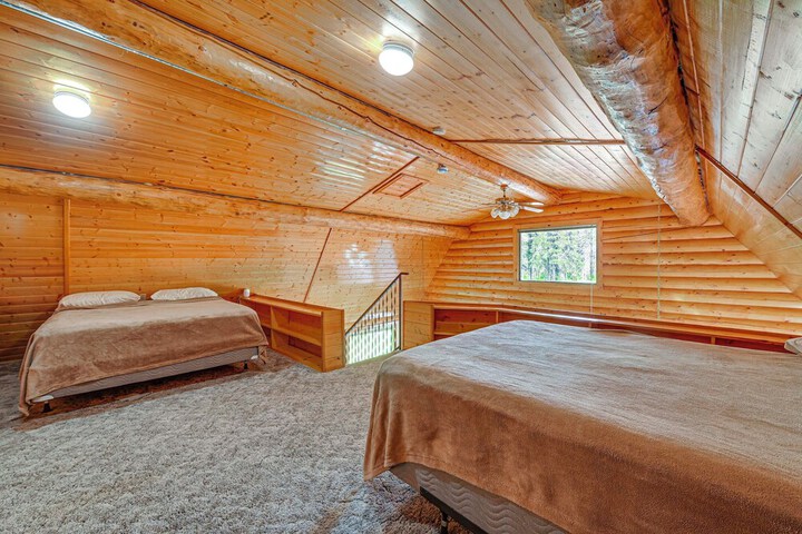 Roomy Log Cabin w / Hot Tub Walk to Kenai River!