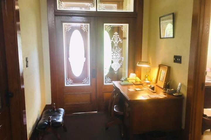 Le Petit Château Montebello B & B