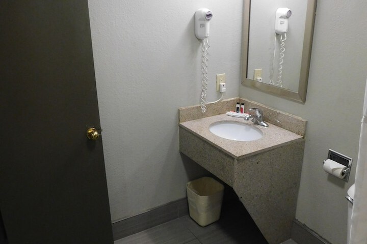 Room 17 of 102