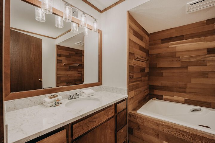 84SW - Sauna - Soaker Tub - Fireplace - Sleeps 6