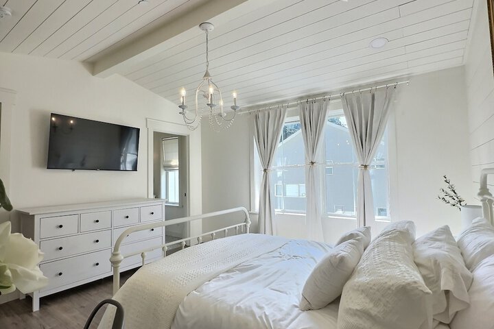 Serene 5BR Farmhouse Retreat Shoreline