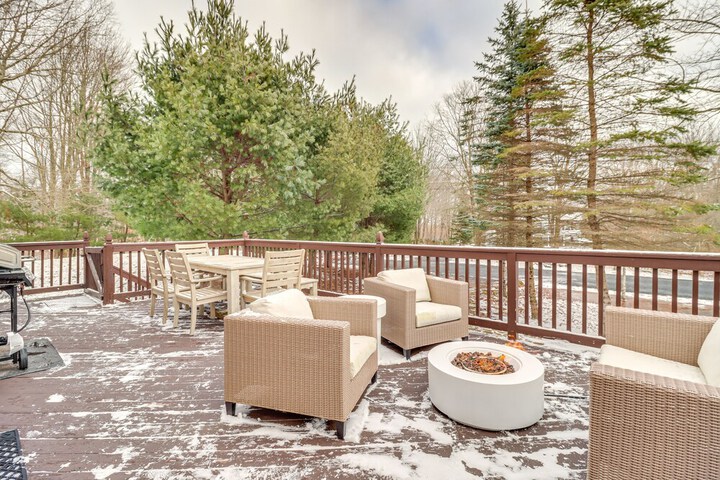 Family Home in Long Pond w / Fire Pit & Lake Access