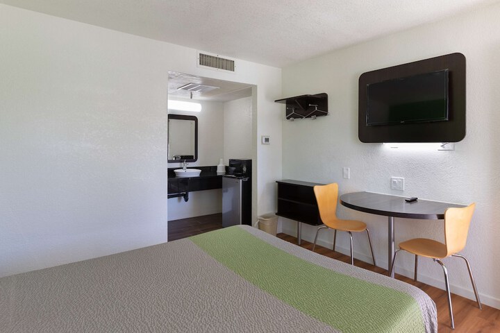 Room 22 of 46