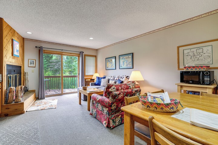 Condo on First Green w / Deck at Schuss Mountain!