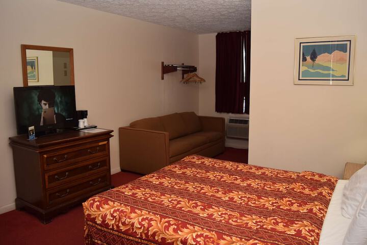 Room 10 of 28