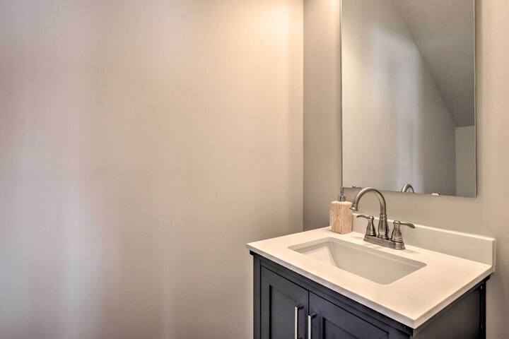Greer Getaway w / Smart TV 1 Mi to Dtwn!