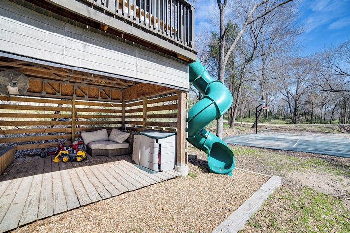 Pickleball / sport Court: Spacious Kemp Home!