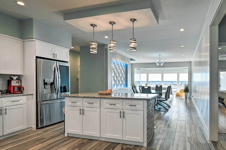 Luxurious Waterfront Home w / Private Pier & Views!
