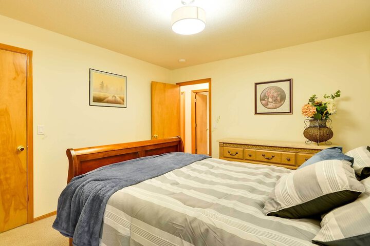 Milwaukie Home w / Covered Porch: Dogs Welcome!