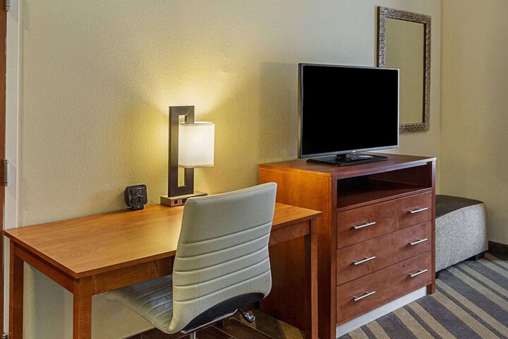 Comfort Suites near Tanger Outlet Mall