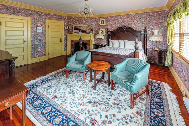 Room 33 of 37