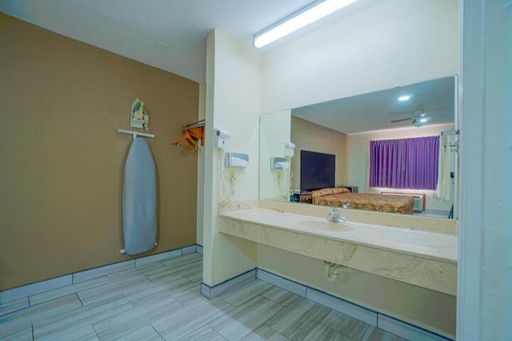 EXECUTIVE INN AND SUITES