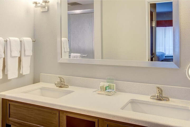 Holiday Inn & Suites Lafayette North by IHG