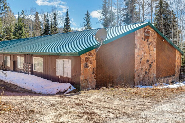 Beautiful Ski-in / ski-out Condo Located on the Eagle Point Resort! 1 Bedroom Condo by RedAwning