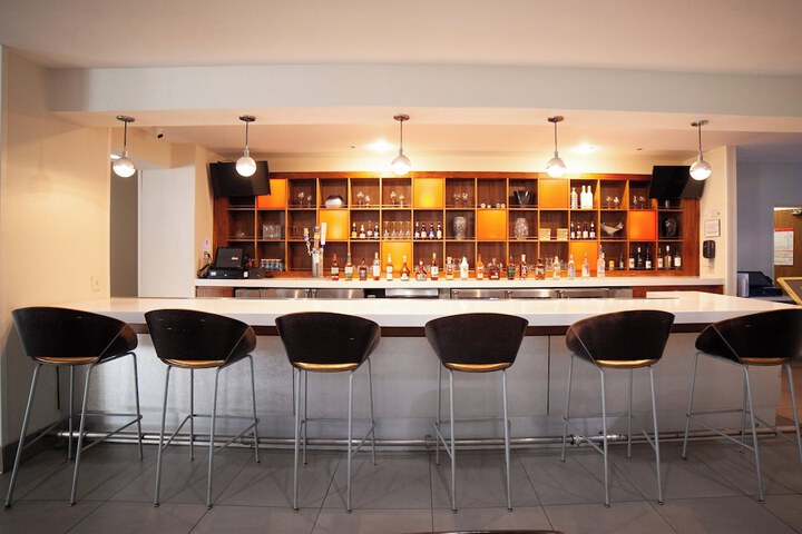 Lounge 31 of 35