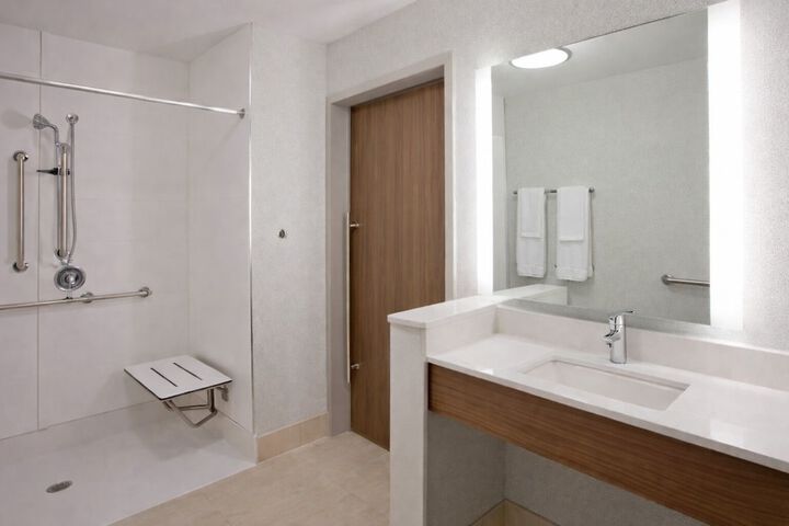 Holiday Inn Express & Suites Des Moines Downtown by IHG