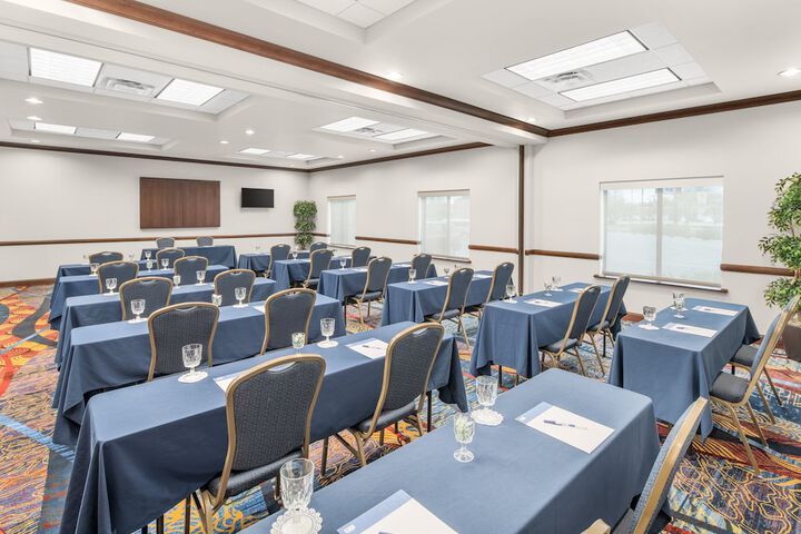 Holiday Inn Express & Suites Wilmington-Newark by IHG
