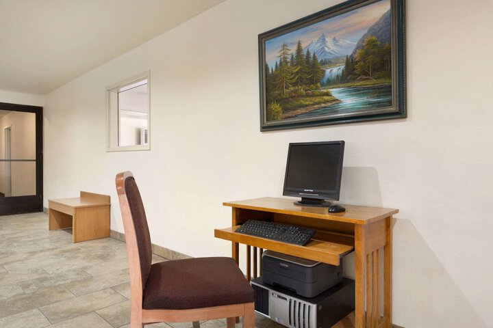 Business Center 18 of 18
