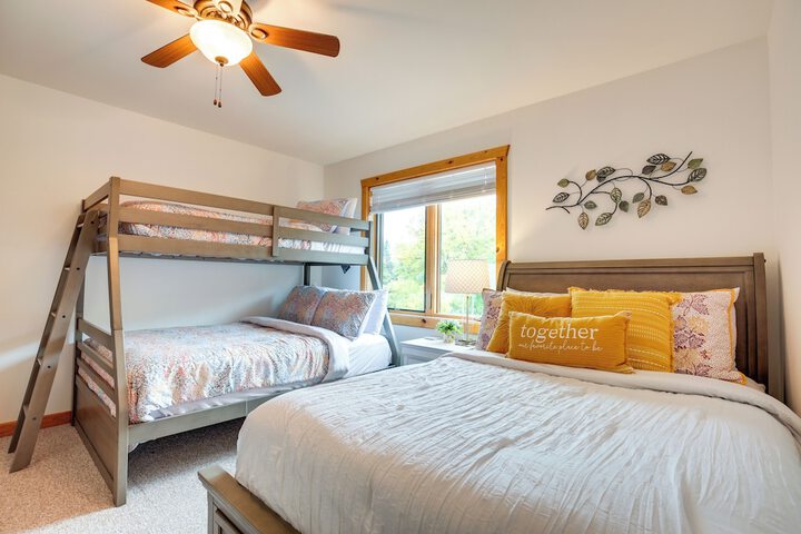 Lake Minocqua Condo w / Shared Fire Pit!