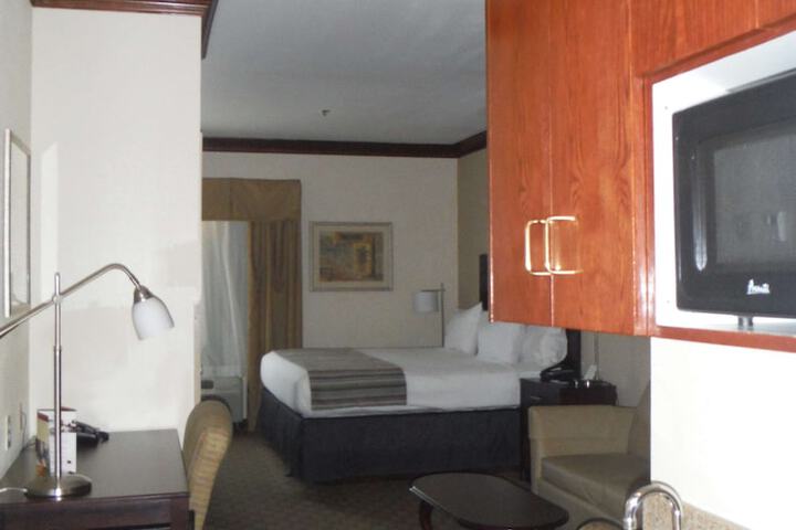 Room 5 of 18